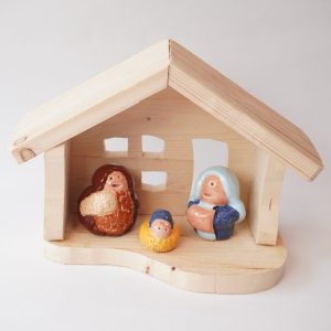 Houten kerststal met keramieken beelden