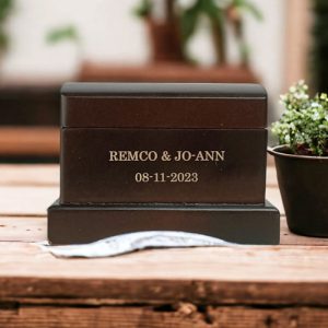 Groot Donker Houten Ringdoosje met Naam | 10cm