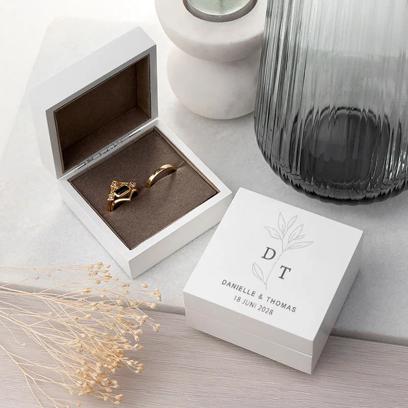 Wit Houten Ringdoosje Danielle – Eucalyptus Design met Initialen - Afbeelding 2