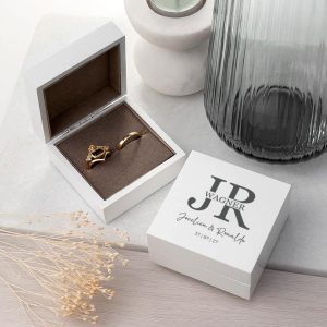 Wit Houten Ringdoosje Modern Split – Monogram met Initialen en Datum